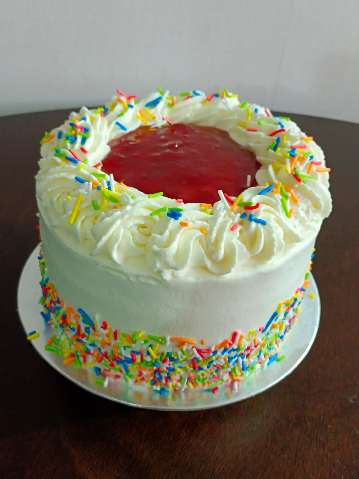 Torta de Vainilla con Confetti y mermelada de Frutilla